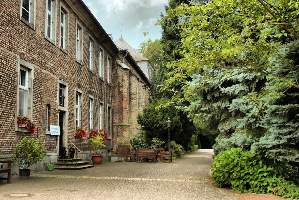 Nikolauskloster Juchen Exterior photo